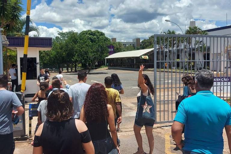 Estudantes chegam para a prova do Enem 2022 em Brasília, no Uniceub, em Brasília