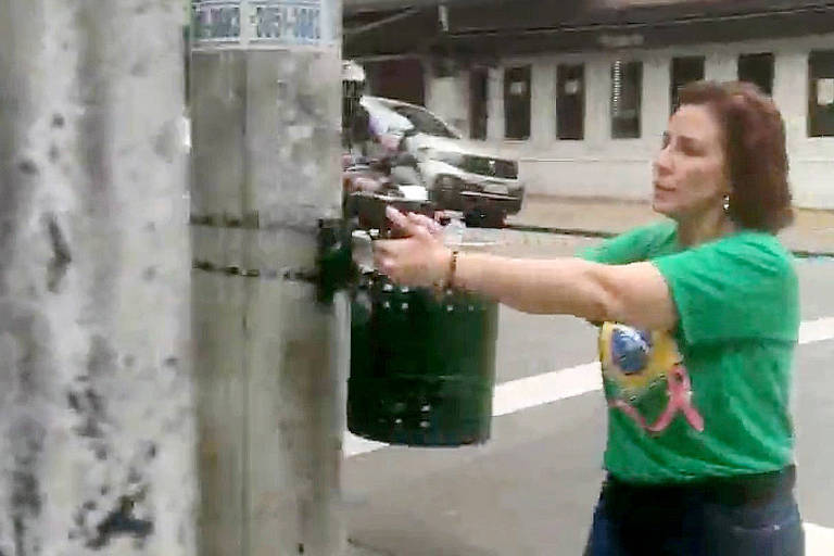 Carla Zambelli saca arma e aponta no meio da rua para pessoa na rua