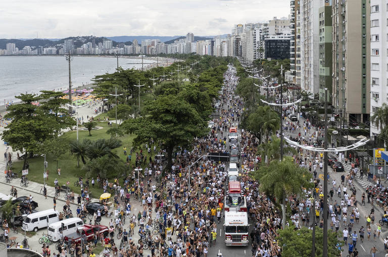 Cortejo de Pelé passa pela orla de Santos