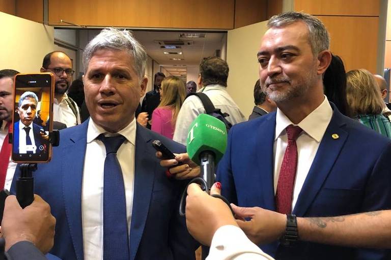 O ministro do Desenvolvimento Agrário, Paulo Teixeira, ao lado do deputado estadual Edegar Pretto, anunciado para a presidência da Conab. Os dois estão de terno e Teixeira está falando