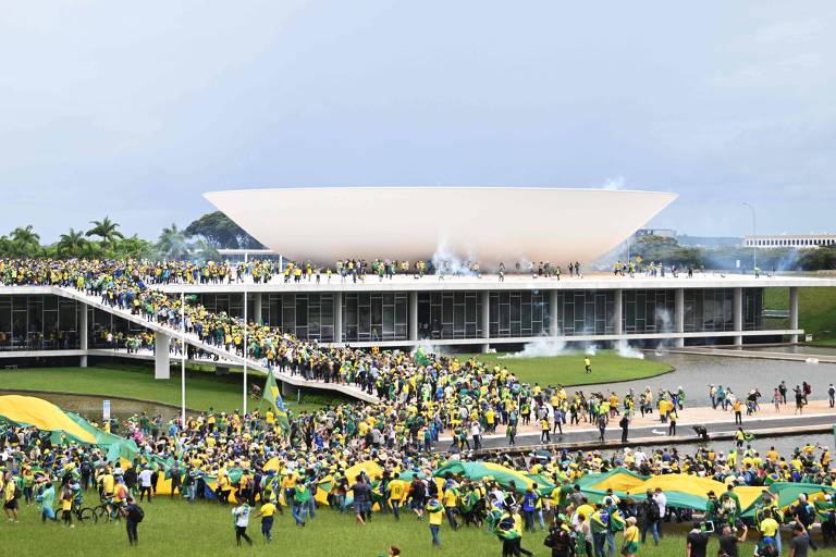 Golpistas invadem a Esplanada dos Ministérios, em Brasília