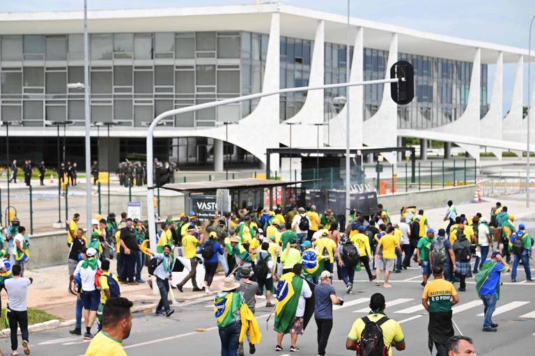 Bolsonaristas invadem Esplanada dos Ministérios