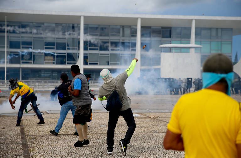 Bolsonaristas jogam pedras contra o Palácio do Planalto no domingo (8)