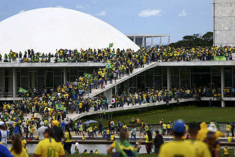 Golpistas bolsonaristas invadem o Congresso e sobem em seu teto no dia 8 de janeiro