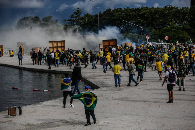 Golpistas invadem a praça dos Três Poderes e depredam edifícios de instituições democráticas, em Brasília