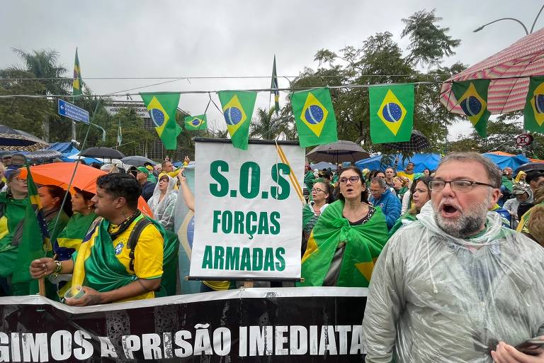 Manifestantes golpistas se reúnem em frente ao quartel general do exército, no Ibirapuera, neste domingo (8)