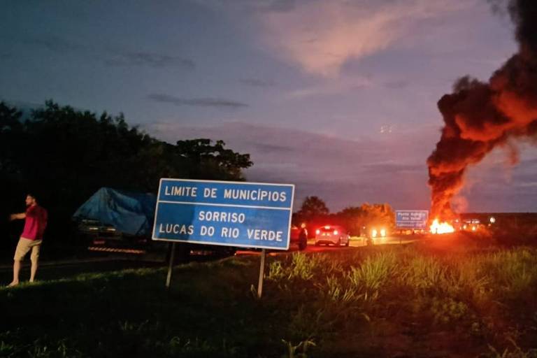 Rodovia bloqueada com peneus queimados. 