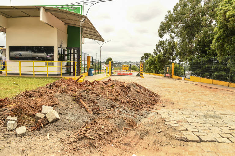Golpistas bloqueiam acesso à Refinaria Getúlio Vargas para impedir transporte de combustíveis