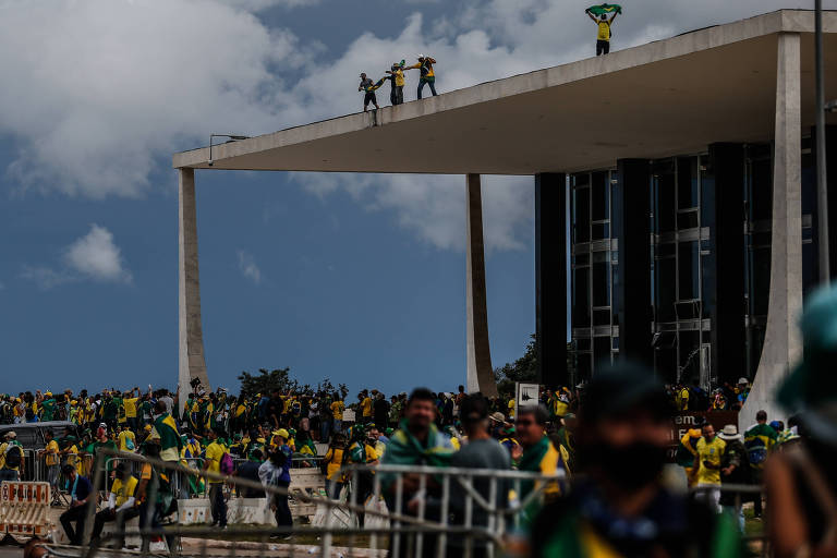 Extremistas invadem a Praça dos Três Poderes e depredam prédios