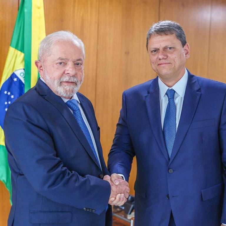 Lula cumprimenta tarcísio no palácio do planalto