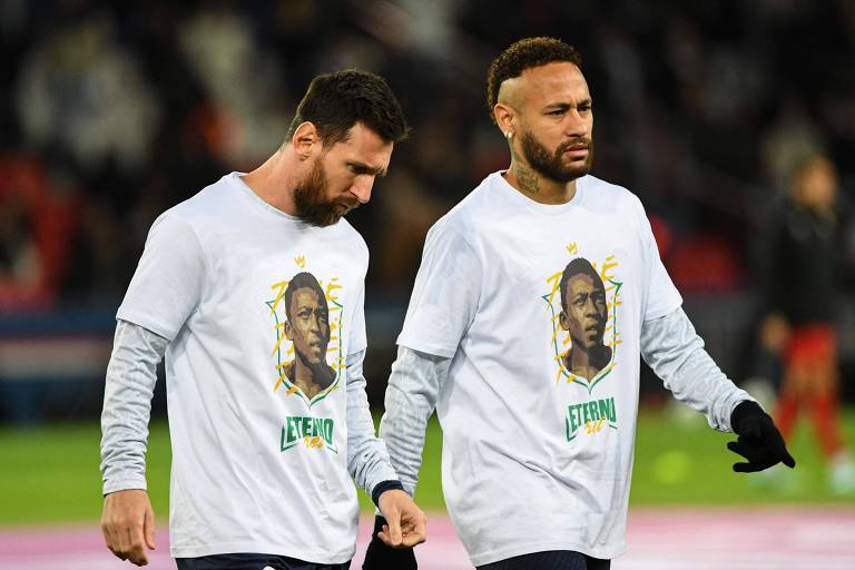 Messi e Neymar entram em campo com camisa em homenagem ao Rei Pelé