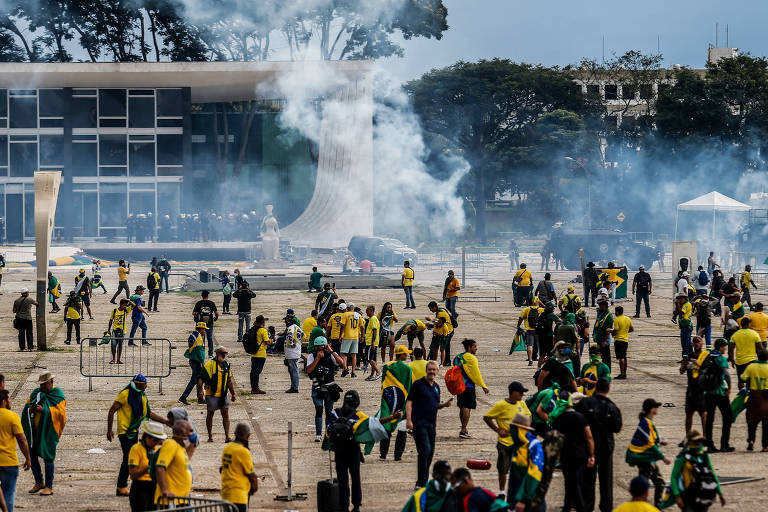Bolsonaristas invadem e vandalizam a praça dos Três Poderes, em Brasília, depredando os prédios do Palácio do Planalto, do Congresso Nacional e do STF (Supremo Tribunal Federal)