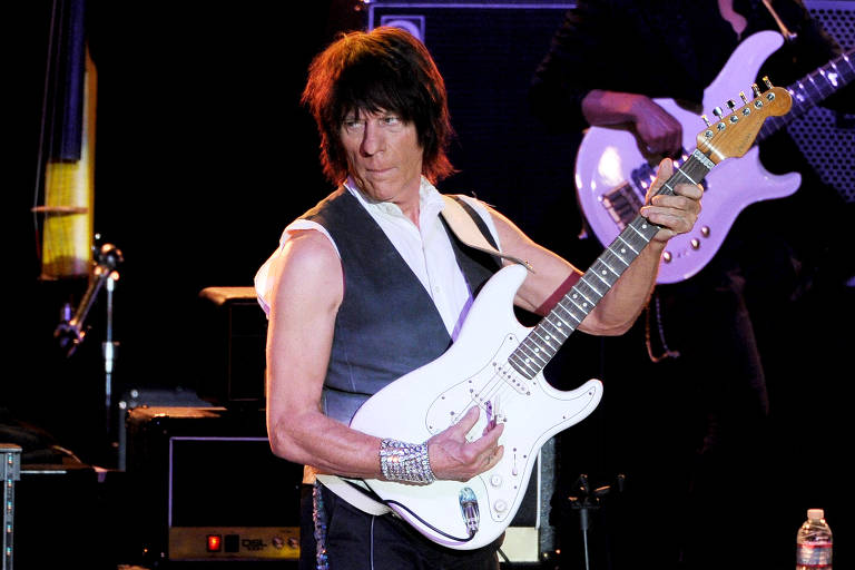 Retrato de Jeff Beck em show no Greek Theatre em Los Angeles, nos Estados Unidos, em 2013