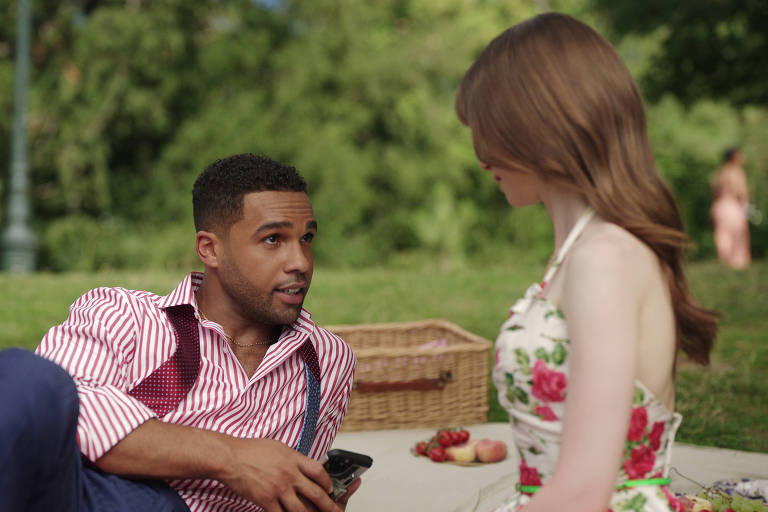 Emily (Lily Collins) e Alfie (Lucien Laviscount) fazem piquenique no Parc des Buttes-Chaumont na terceira temporada de 'Emily in Paris'