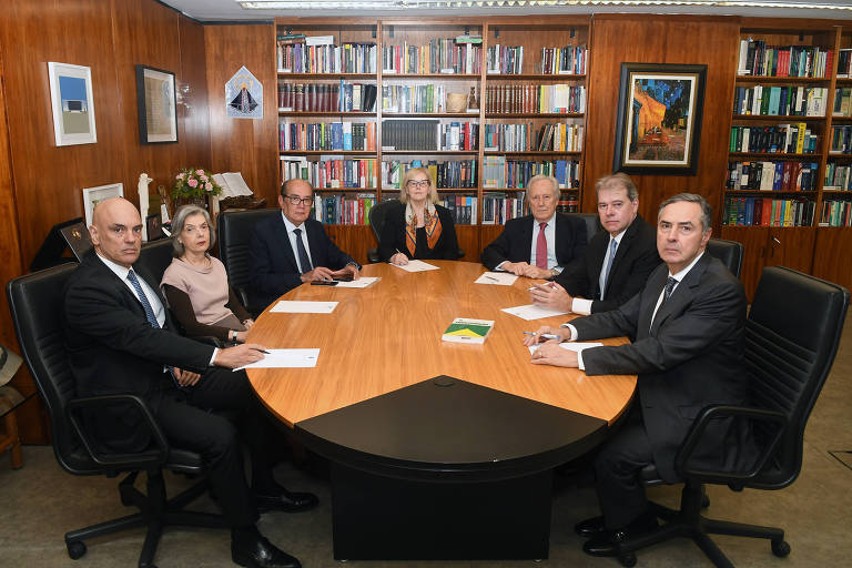 Rosa Weber está sentada à mesa em posição central com outros seis ministros à sua volta. Estão presentes Cármen Lúcia, Gilmar Mendes, Ricardo Lewandowski, Dias Toffoli, Luís Roberto Barroso e Alexandre de Moraes. Todos têm expressão séria