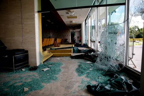 BRASÍLIA, DF, 11.01.2023 - Hall dos bustos  do STF (Supremo Tribunal Federal), onde imagens de personalidades da história do Brasil foram jogadas no chão durante invasão de vândalos bolsonaristas que participavam de um ataque golpista. O plenário, e a maioria dos espaços internos e externos do prédio foram danificados e vandalizados. (Foto: Pedro Ladeira/Folhapress)