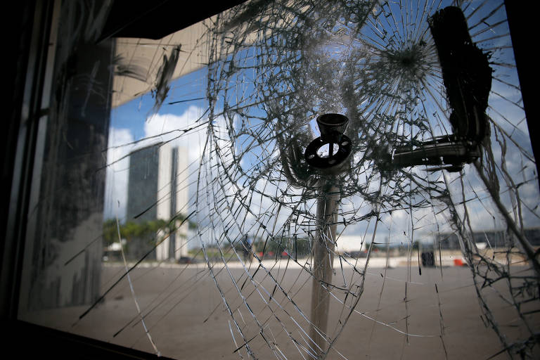 Cenário de destruição no STF após a invasão de vândalos bolsonaristas em 8 de janeiro
