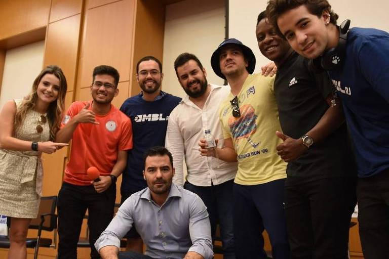 O vereador Pedro Duarte (de camisa do MBL) com líderes do movimento, durante sua filiação