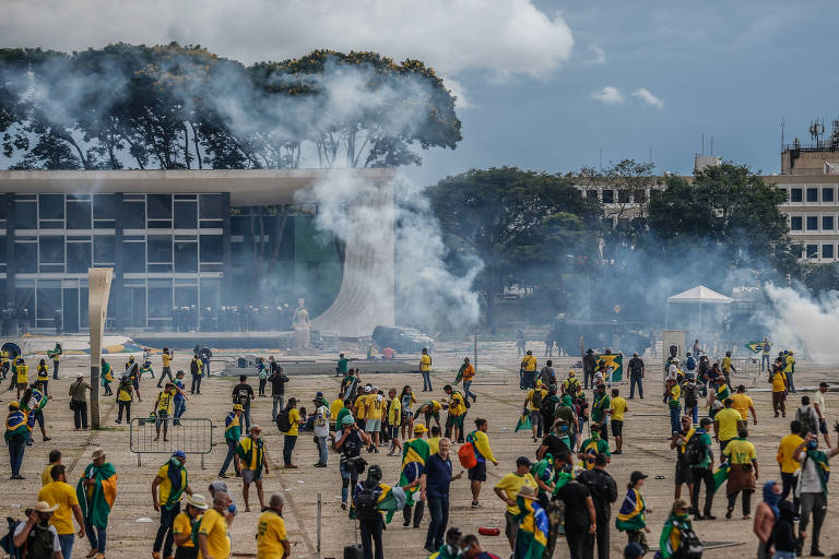 Golpistas invadem a praça dos Três Poderes e depredam os prédios do Palácio do Planalto, do Congresso Nacional e do STF (Supremo Tribunal Federal)