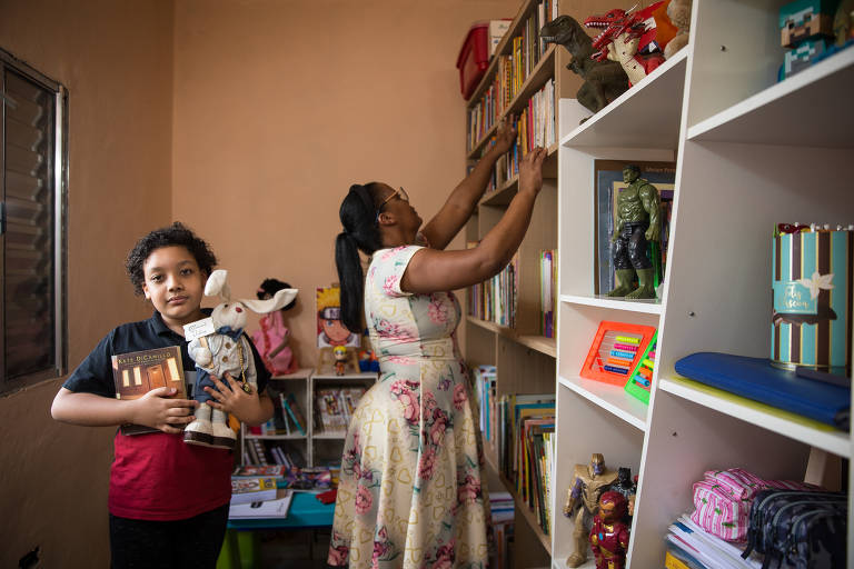 Conheça Isaac, 10 anos, que se divide entre os livros e o celular durante as férias