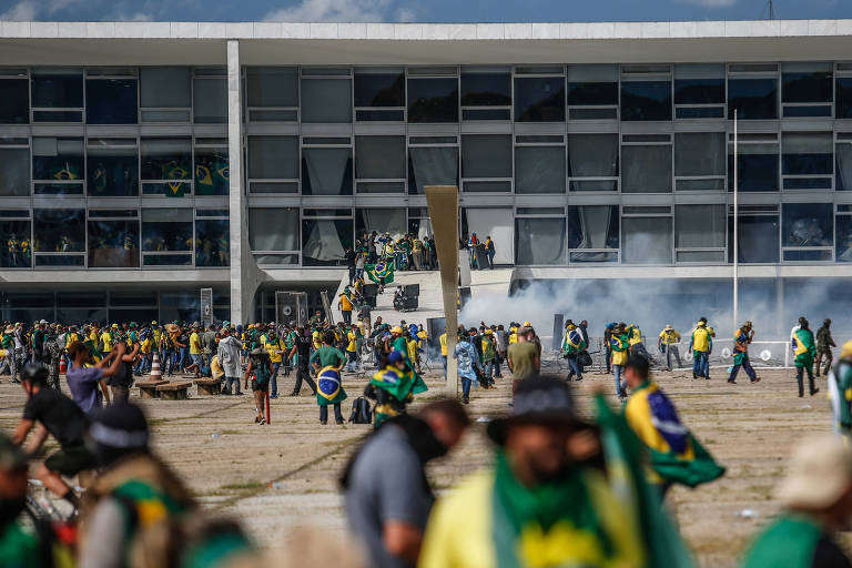 Golpistas invadem a praça dos Três Poderes e depredam o prédio do Palácio do Planalto, na imagem, do Congresso Nacional e do STF (Supremo Tribunal Federal), em Brasília