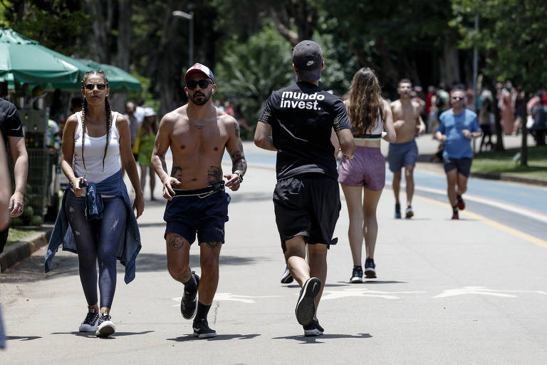 Frequentadores correm e caminham em pista no parque do Ibirapuera, na zona sul da capital paulista