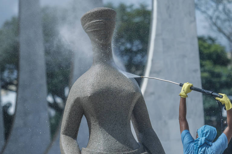 Estátua da Justiça, vandalizada no dia 8 de janeiro na Praça dos 3 Poderes, é lavada por agente de limpeza