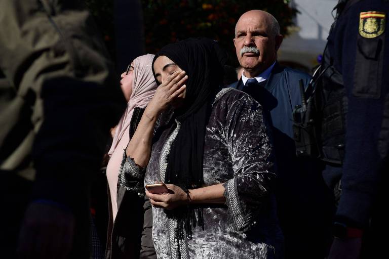 Amigos do sacristão morto com golpes de facão chegam à igreja em Algeciras, na Espanha