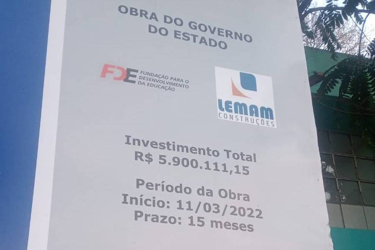 Placa do governo indica que obra começou em março, mas elas só iniciaram de fato em outubro