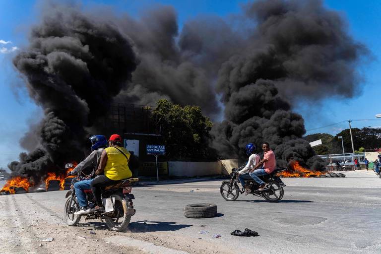 Polícia do Haiti se junta a manifestantes, e ato invade aeroporto e ataca casa do premiê