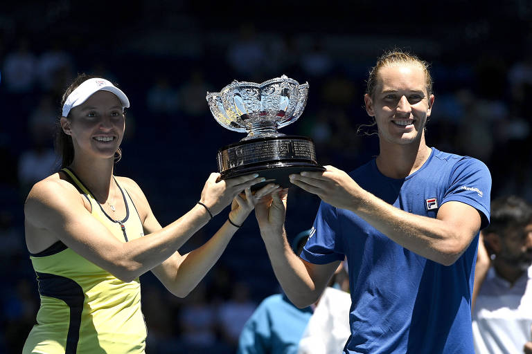 Luisa Stefani e Rafa Matos vencem indianos e são campeões do Australian Open