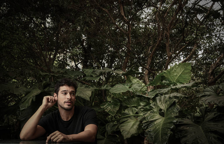 O ator Bruno Fagundes posa para foto no restaurante El Mercado Ibérico, em São Paulo 