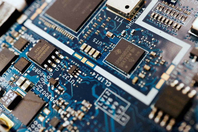 Foto mostra chips semicondutores em uma placa-mãe de computador