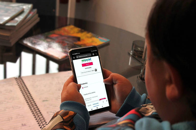 Estudante utiliza no celular a Redação Paraná, plataforma de inteligência artificial criada pelo governo para corrigir redações 