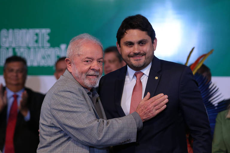 Juscelino Filho e o então presidente eleito Luiz Inácio Lula da Silva (PT) durante anúncio de sua indicação para o Ministério das Comunicações em dezembro de 2022