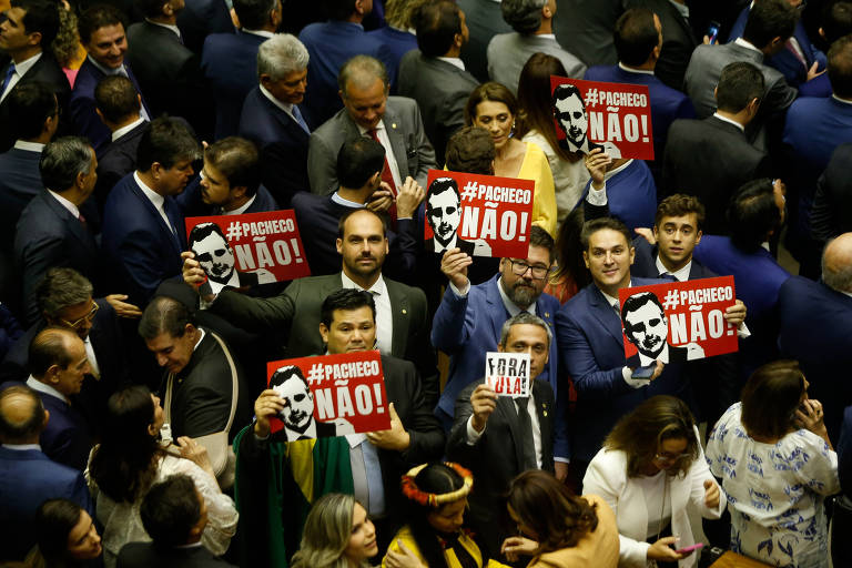 Deputados federais tomam posse na Câmara 