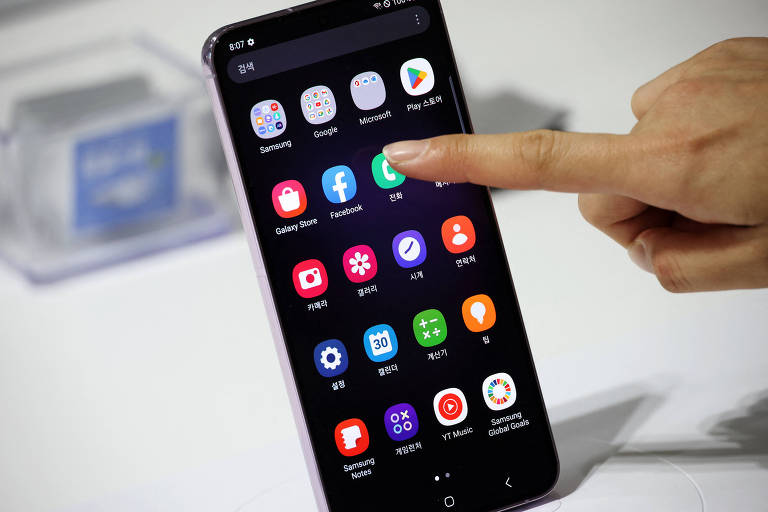 Dedo aponta para aplicativo em tela de smartphone Samsung Galaxy S23