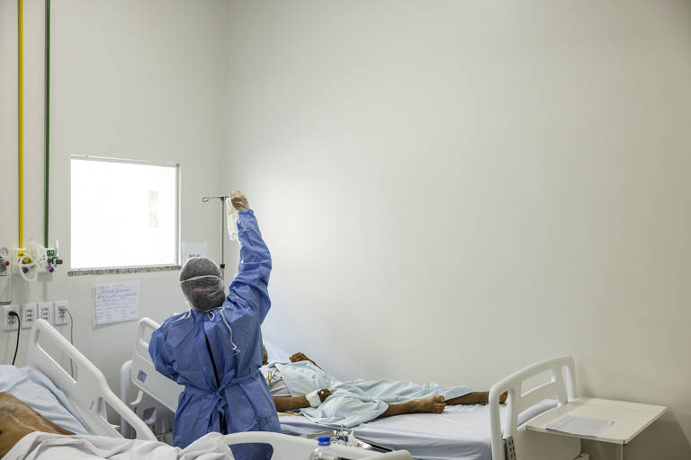 Enfermeira cuida de indigena yanomami de 20 anos internado com malaria falciparum no Hospital Geral de Roraima, em Boa Vista