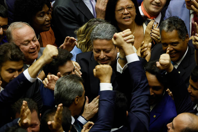 O deputado federal Arthur Lira (PP-AL) é reeleito para a presidência da Câmara dos Deputados