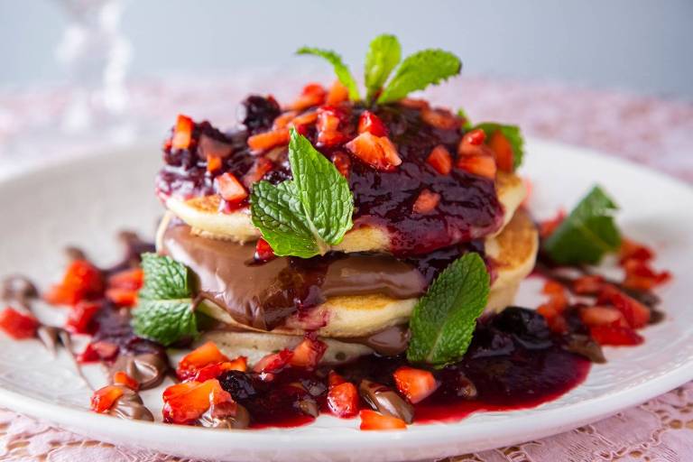 Panquecas com recheio de Nutella e frutas vemelhas do bistrô Condimento