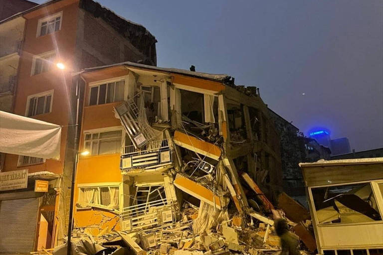Terremoto deixa centenas de mortos na Turquia e na Síria
