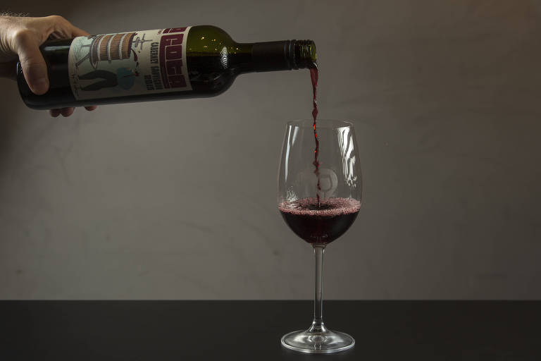 Leitora de 70 anos não abre mão de um bom vinho e cita coleção de cachaças