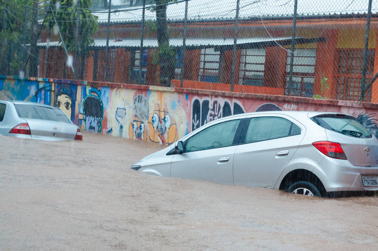 Chuva alaga São Paulo na tarde desta terça-feira (7)