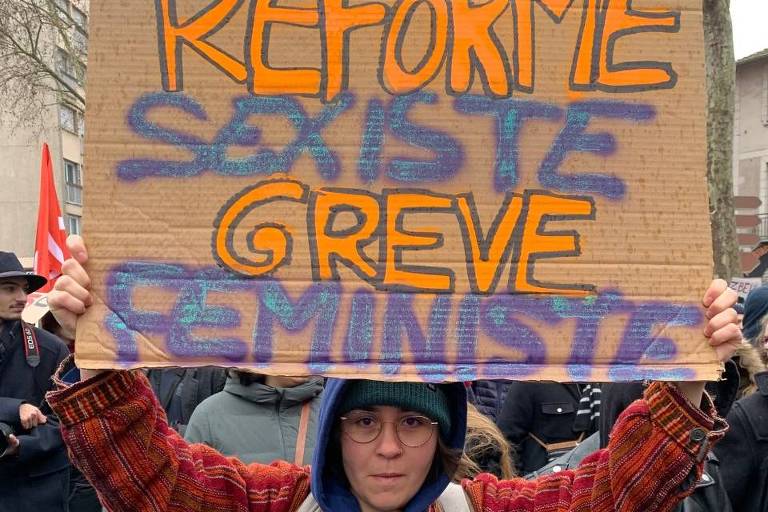 A servidora pública Kenza Ezzemzemi, 24, durante a terceira greve geral contra a proposta de reforma da previdência de Emmanuel Macron em Toulouse, na França