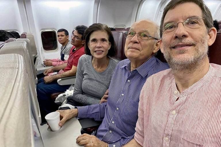 Cristiana e Pedro Joaquin Chamorro (centro), filhos da ex-presidente nicaraguense Violeta Chamorro, ao lado de Juan Lorenzo Holmann, editor do jornal La Prensa, opositores do ditador Daniel Ortega, no avião em que foram enviados para Washington