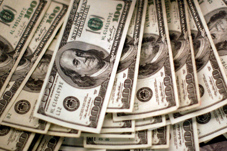 Bolsa fecha semana em queda e dólar em alta com tensão entre governo e BC