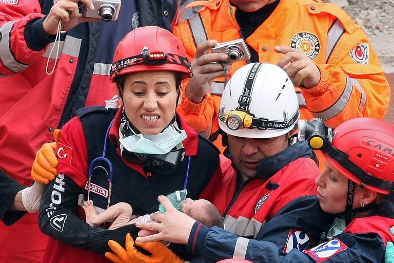 Bombeiro explica como é possível sobreviver debaixo de escombros após terremoto