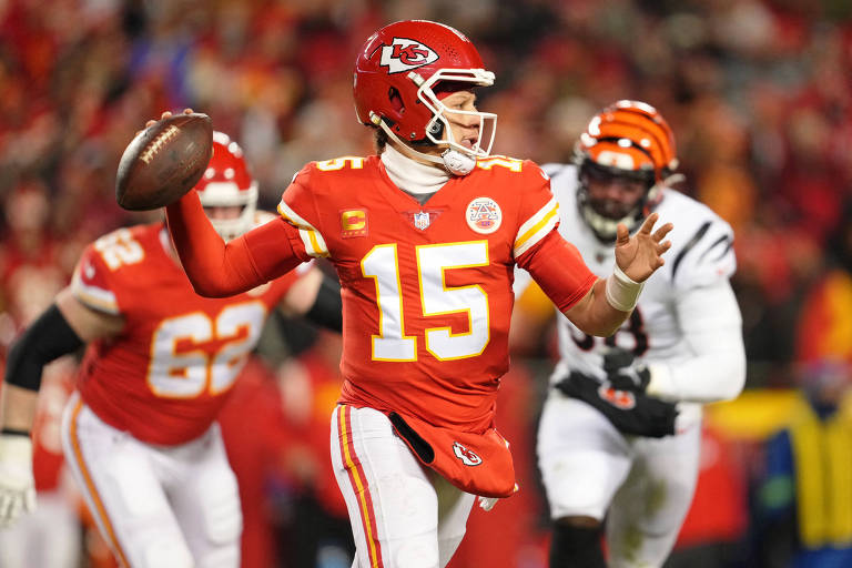 Patrick Mahomes (número 15) lança a bola pelo Kansas City Chiefs diante do Cincinnati Bengals