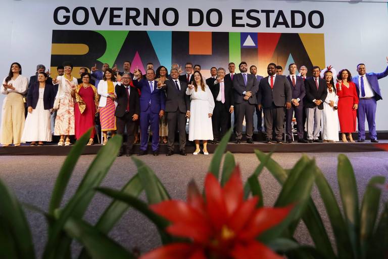 Governador e secretários fazem pose pra foto fazendo L de Lula com as mãos