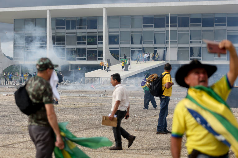 Argentina envia ao Brasil lista de foragidos do 8/1 e diz que parte já saiu do país